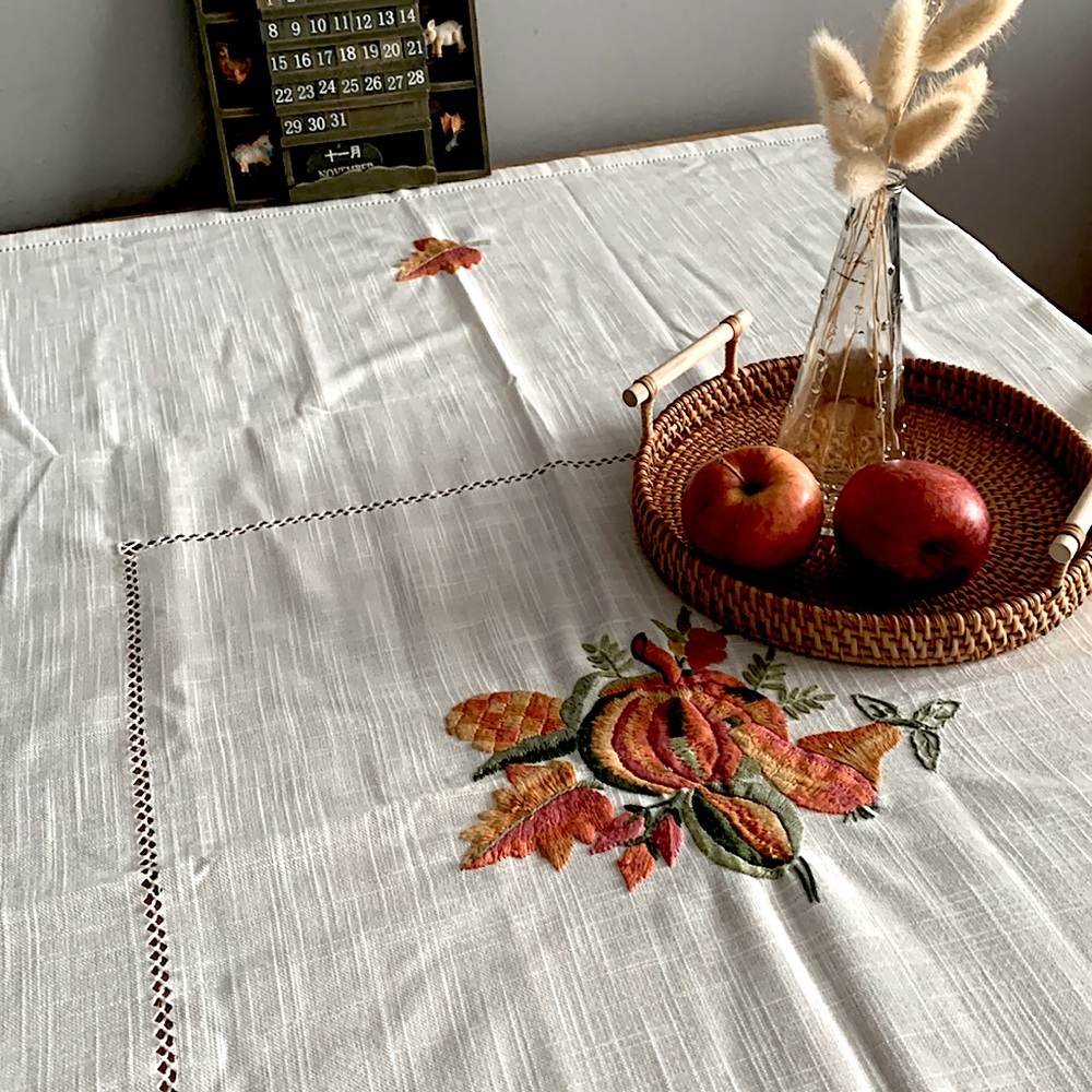 ✨ Beautiful Embroidered Table Linen - Picture 6 of 15